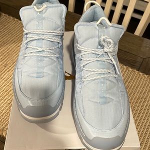 Size 12 1/2 Carolina blue Jordan air Mae like brand new!!